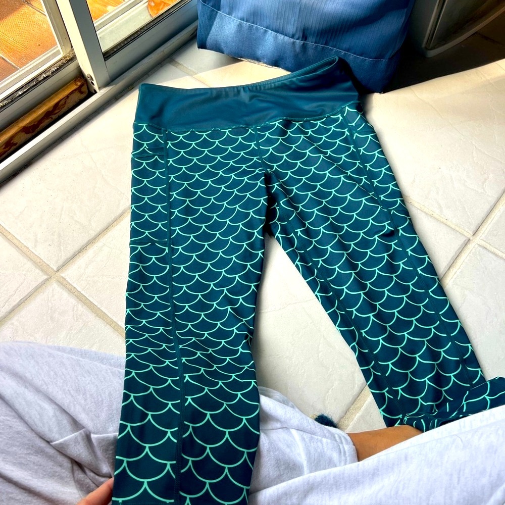 Mermaid Scale Athletic Leggings with Pockets